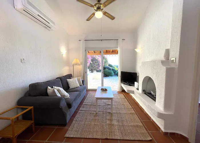 Mediterranean Cottage, Sea View, Great Location Vila