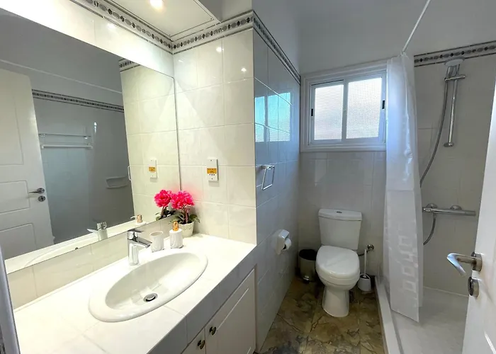 Mediterranean Cottage, Sea View, Great Location Villa