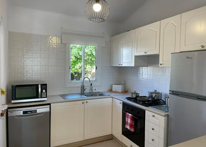 Villa Mediterranean Cottage, Sea View, Great Location